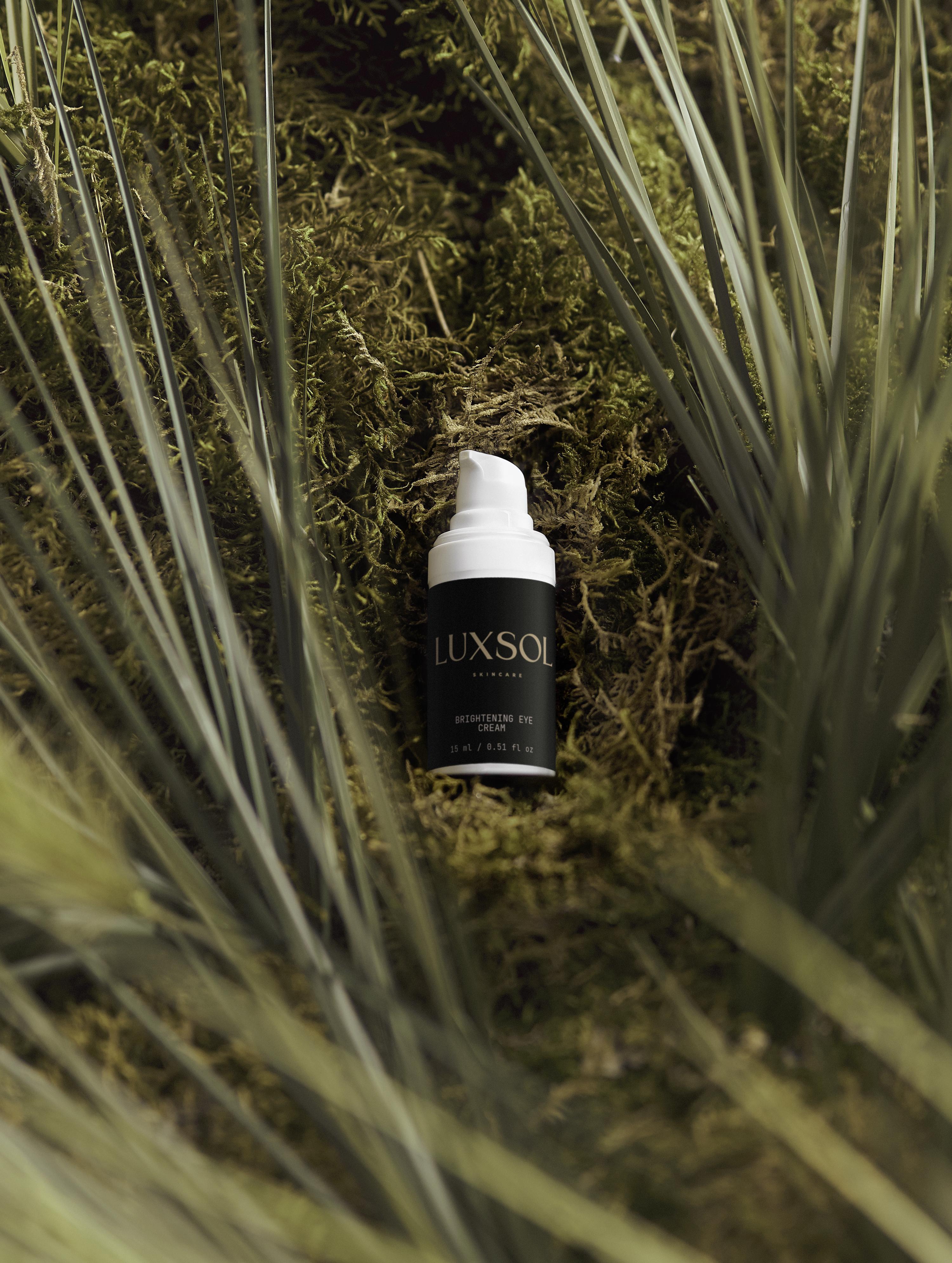 Atjaunojošs acu krēms ar mirdzumu